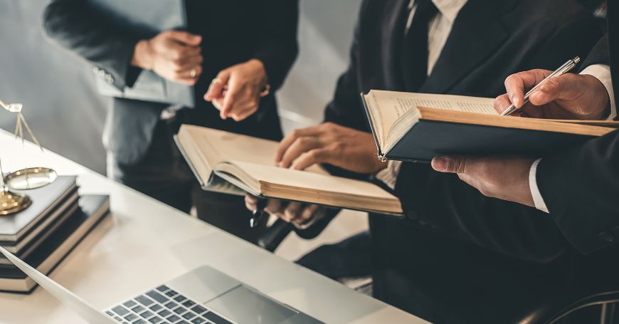 Avvocati che consultano documenti legali per il recupero crediti in Spagna.