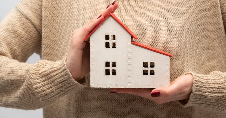 Casa simbolica tra le mani a rappresentare la sicurezza di acquistare un immobile in Spagna
