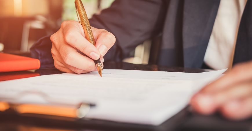 PDG d'une SL en Espagne signe un contrat