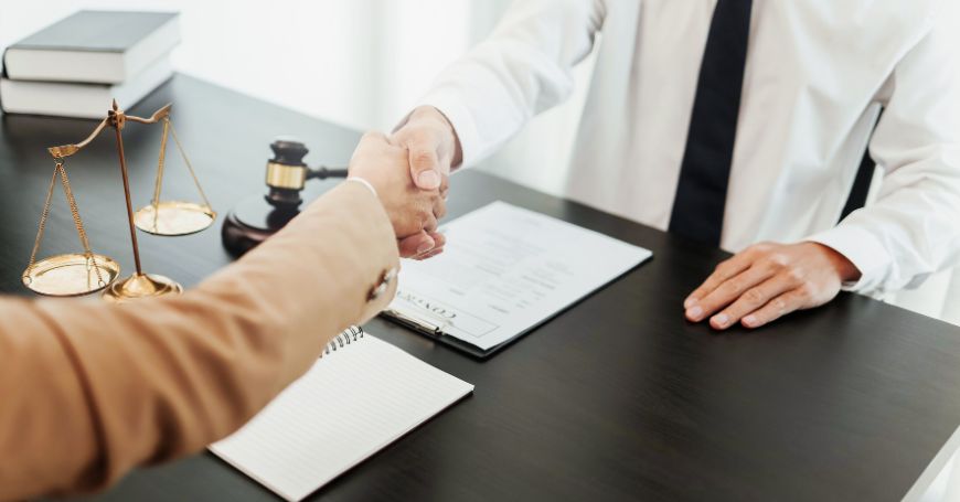 fondatore di un'azienda stringe la mano nella nomina di un rappresentante fiscale in spagna