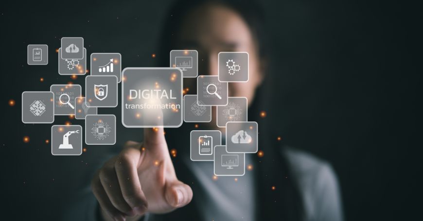 Persona che interagisce con icone digitali su uno schermo virtuale, illustra la gestione dei servizi digitali nel contesto del 'regime moss'.