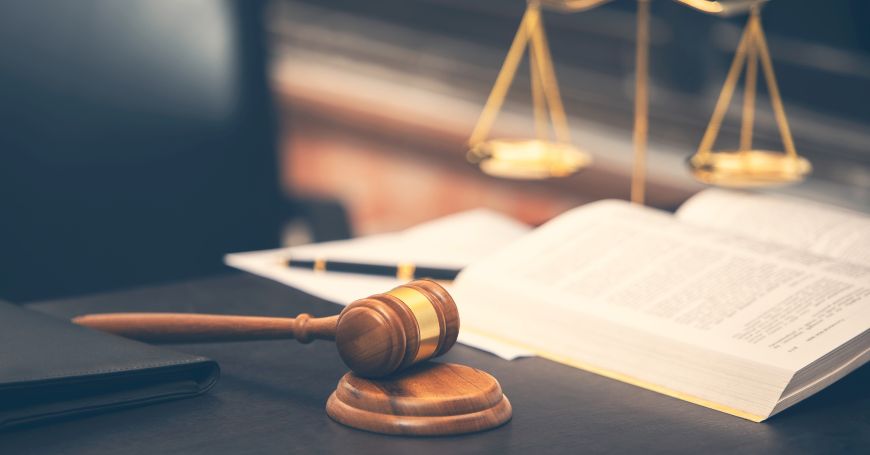 Judge’s gavel and legal book symbolizing court proceedings for Commercial Debt Collection in Spain