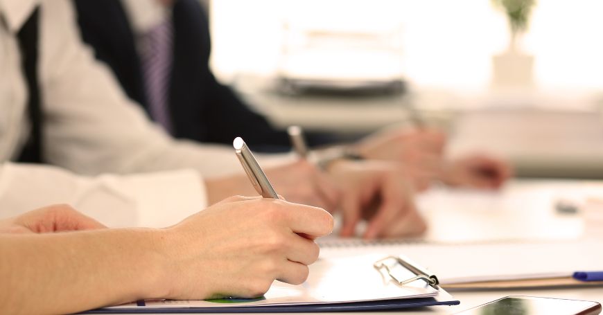 investitore firma documenti per l'acquisto di quote di una società spagnola