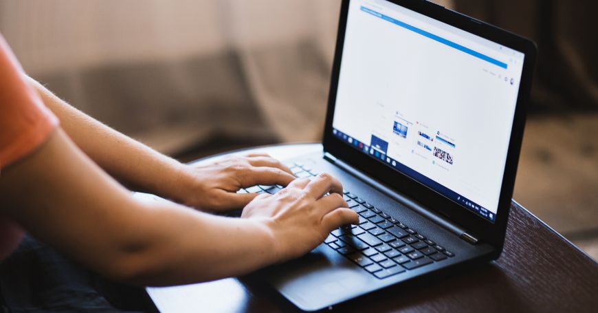 Professional conducting company search in spain through official registry data