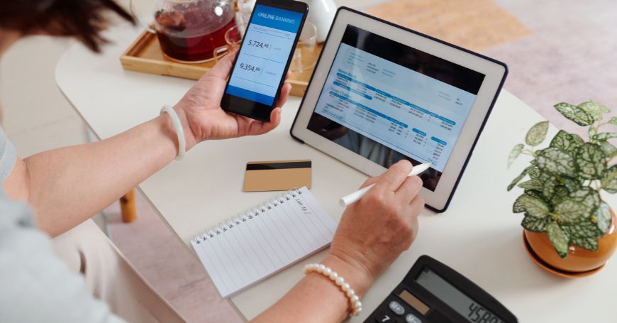 commercialista fa una fattura elettronica ad un tablet per rispettare la legge crea y crece