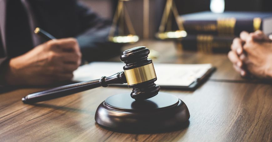 Martelletto del giudice su tavolo durante udienza civile, rappresentazione del processo civile in Spagna