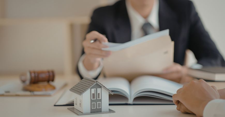 avvocato specializzato in controversie immobiliari in Spagna esamina documenti con il cliente